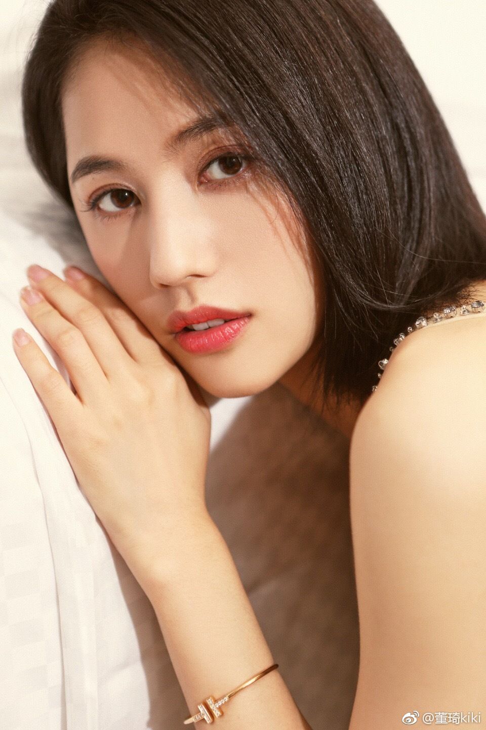 Qi Dong Sexy and Hottest Photos , Latest Pics