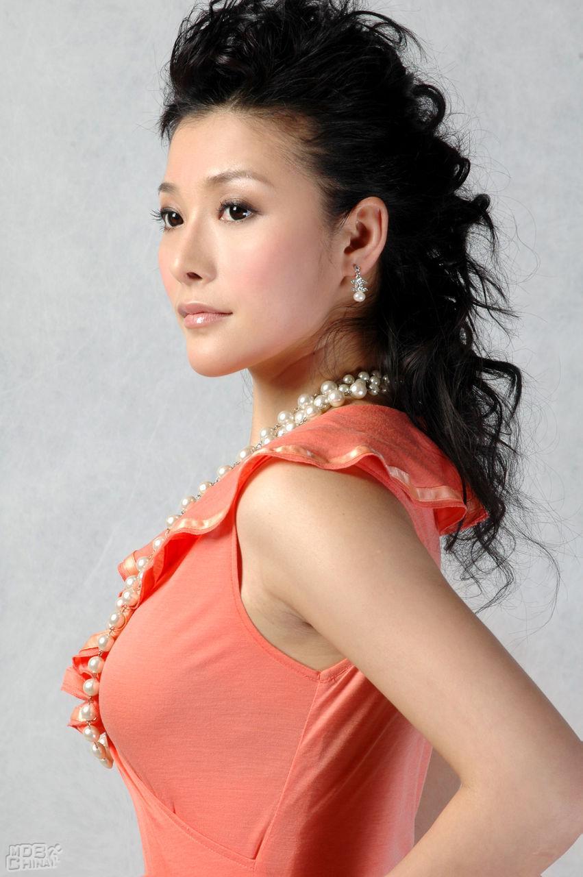 Ziyi Deng Sexy and Hottest Photos , Latest Pics