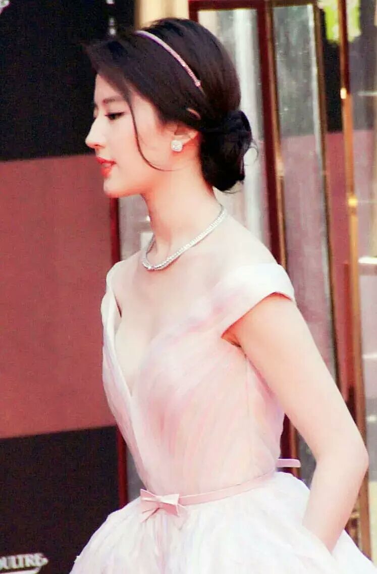 Liu Yifei Sexy and Hottest Photos , Latest Pics