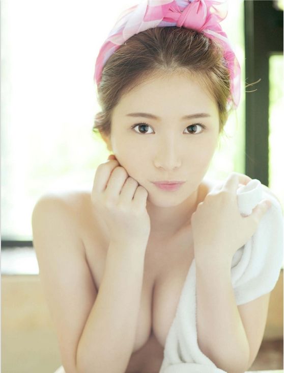 Ili Cheng Sexy and Hottest Photos , Latest Pics