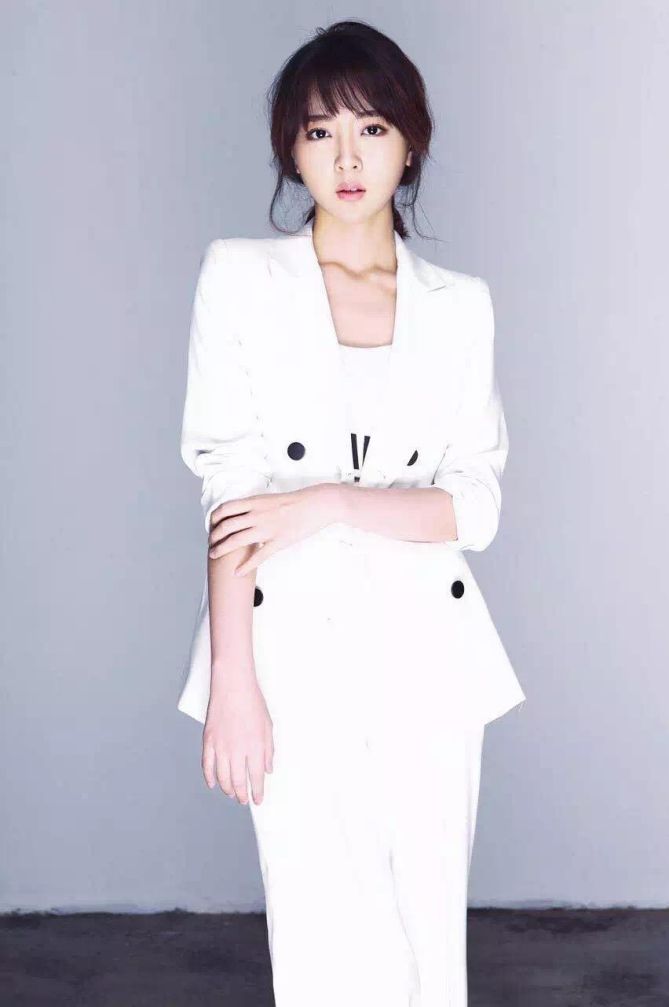 Mingyue Qin Sexy and Hottest Photos , Latest Pics