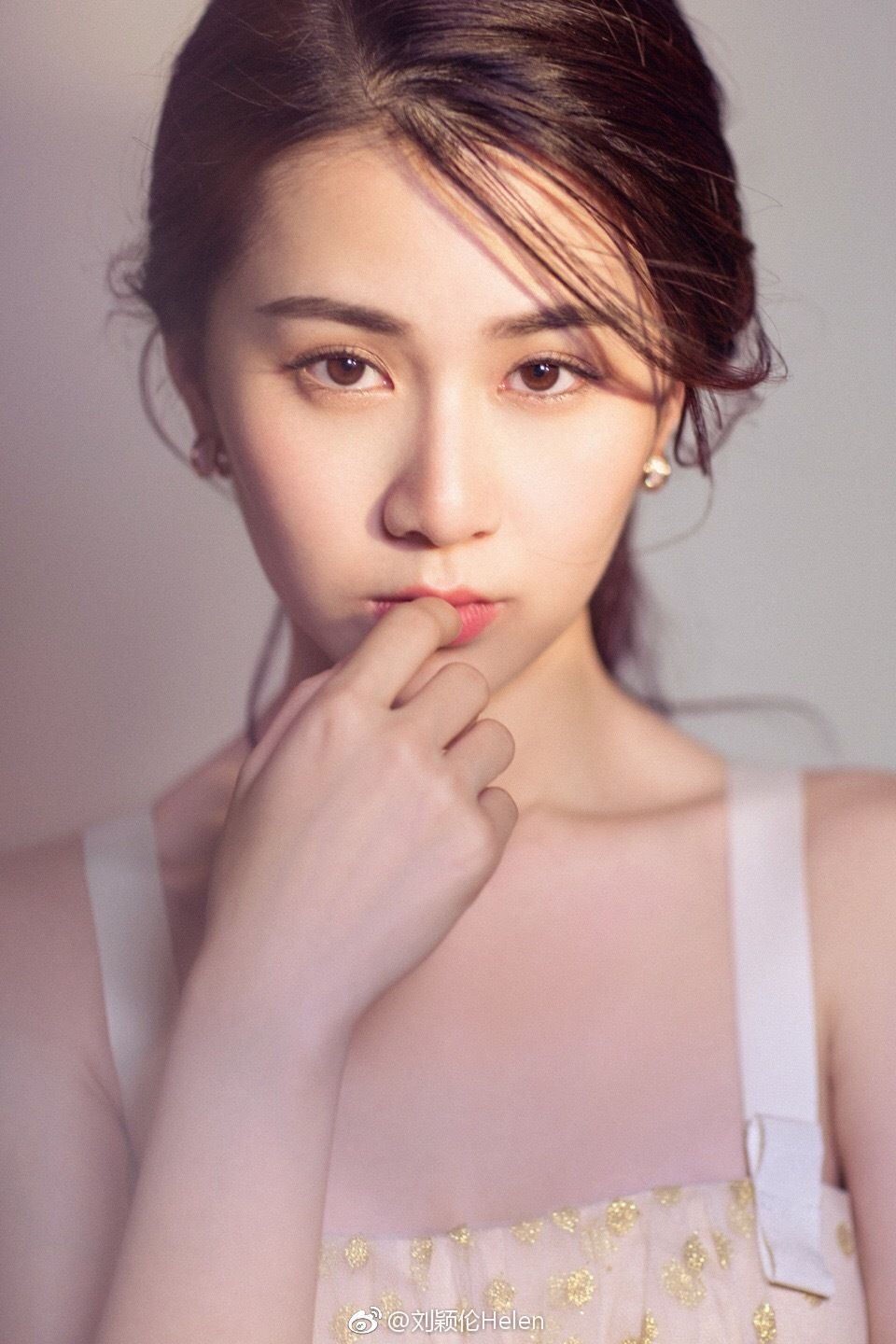 Xin Guan Sexy and Hottest Photos , Latest Pics