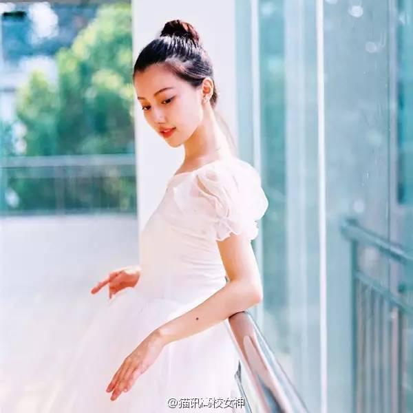 Herun Wang Sexy and Hottest Photos , Latest Pics
