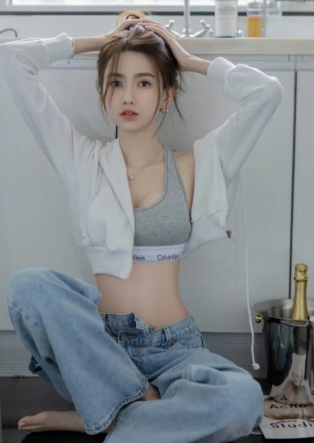 Qiuzi Wang Sexy and Hottest Photos , Latest Pics
