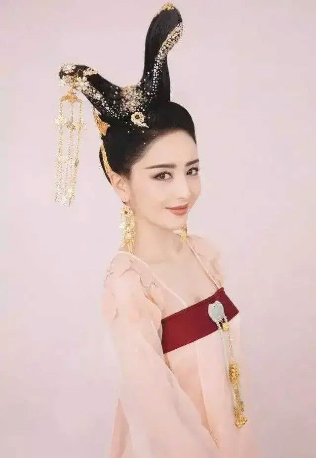 Liya Tong Sexy and Hottest Photos , Latest Pics