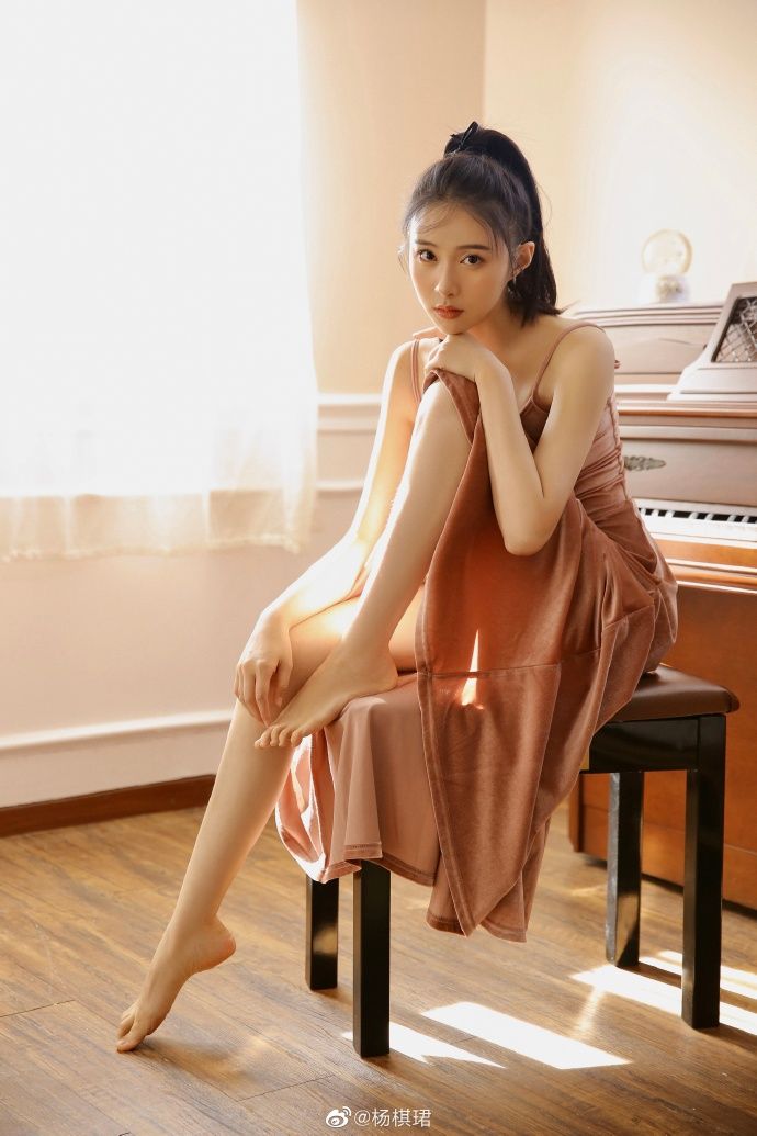 Qijun Yang Sexy and Hottest Photos , Latest Pics