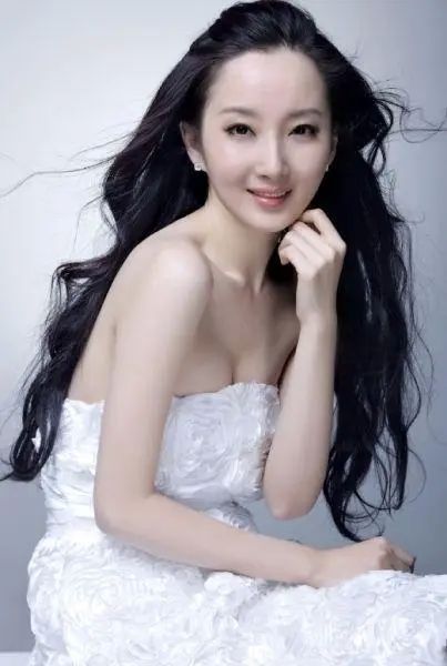 Yuanyuan Cheng Sexy and Hottest Photos , Latest Pics
