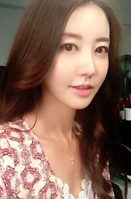 Hwa-yeong Kim Sexy and Hottest Photos , Latest Pics