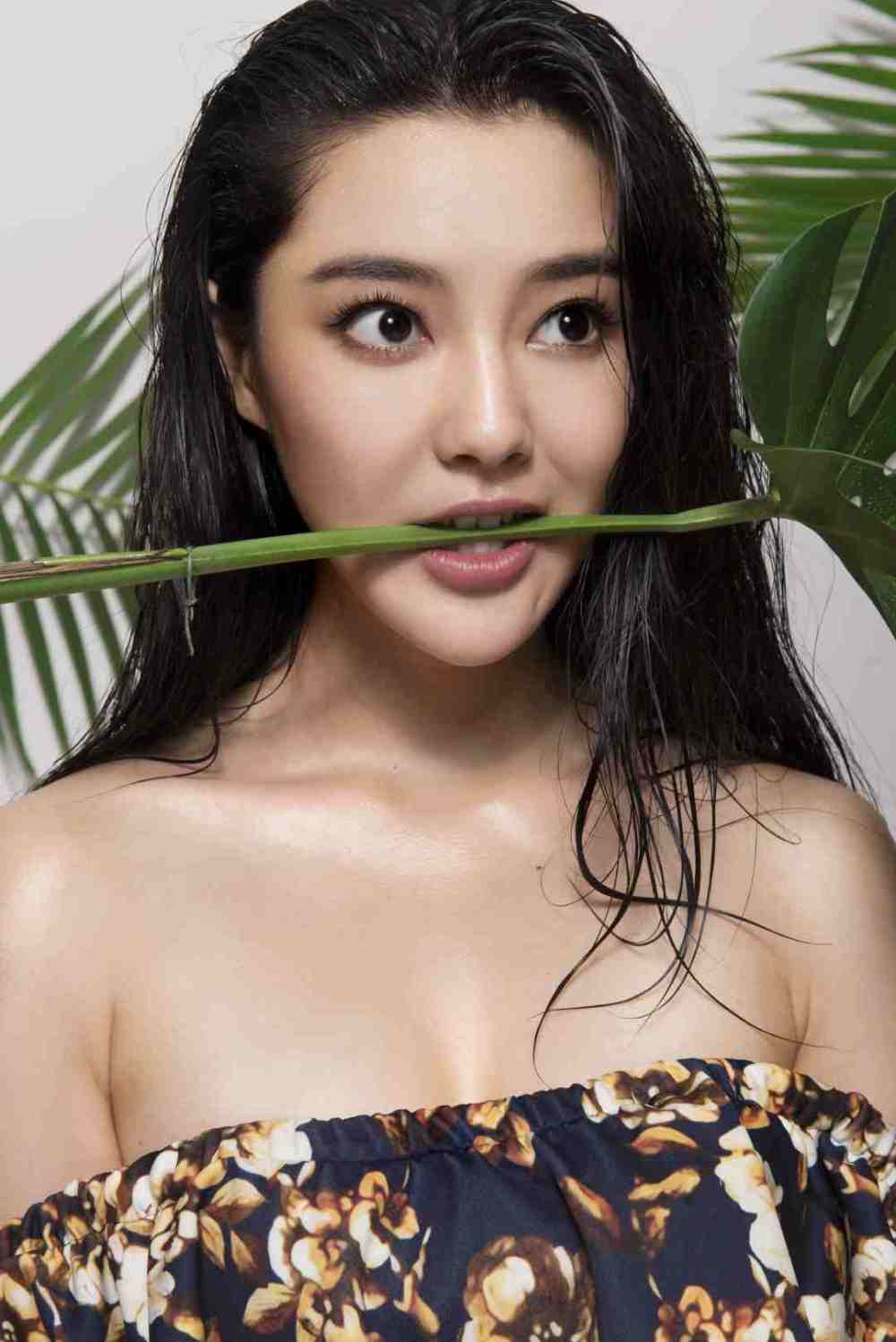 Zhenqi Qi Sexy and Hottest Photos , Latest Pics