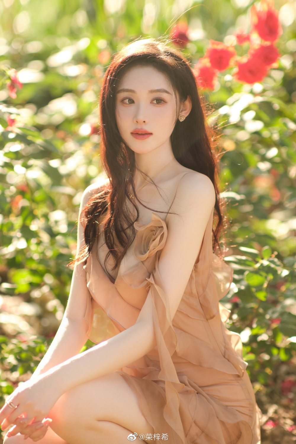Zixi Rong Sexy and Hottest Photos , Latest Pics